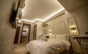 A Residence @ Between Hilton & Cititel Hotel